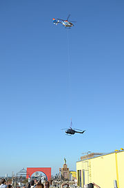 Anflug des Helikopters (√))